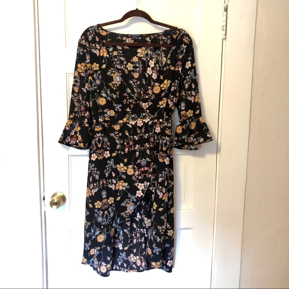 Floral patterned wrap dress. 🌼 Size large.
